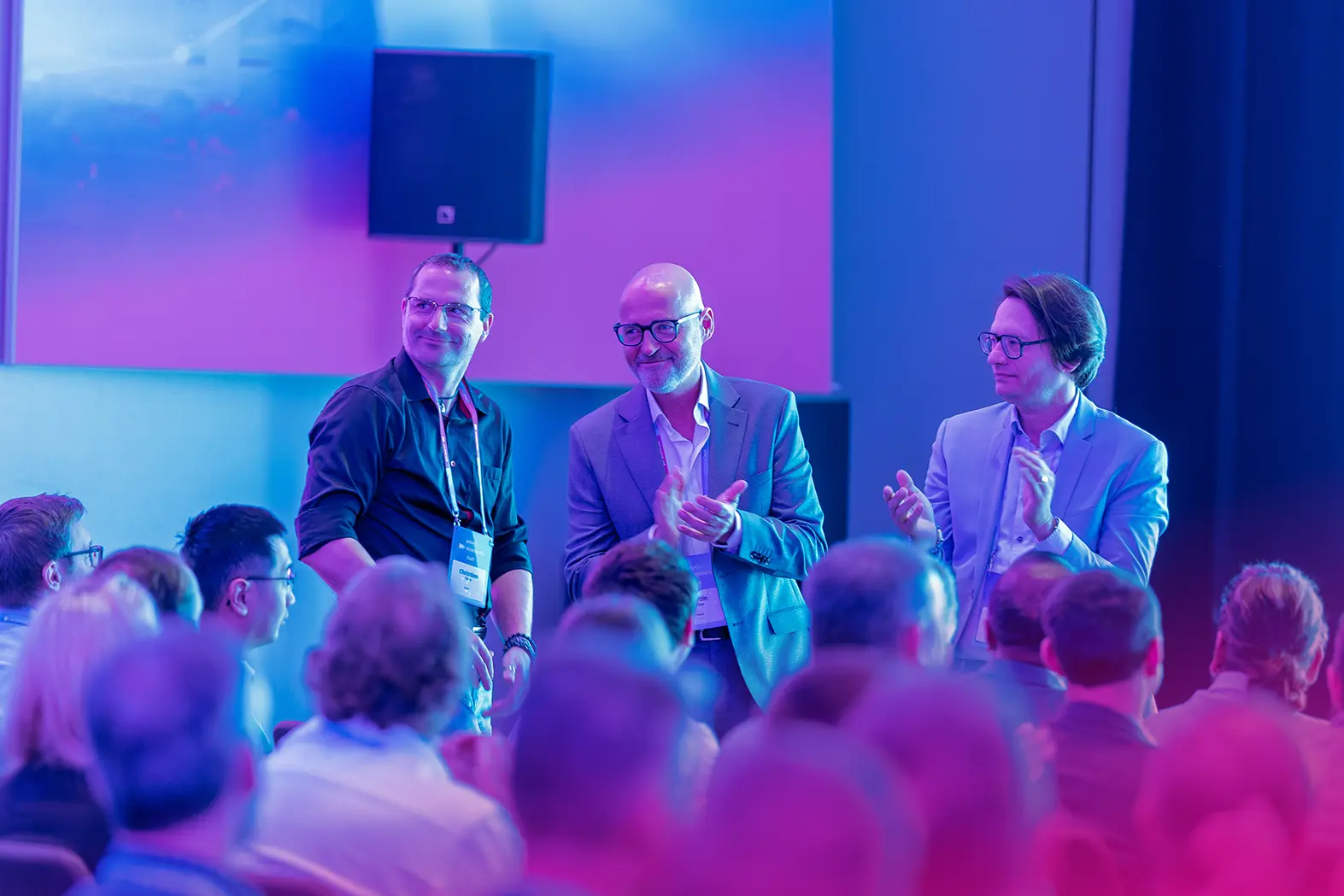 eventguru-b2b-conference-audience-standing-ovation