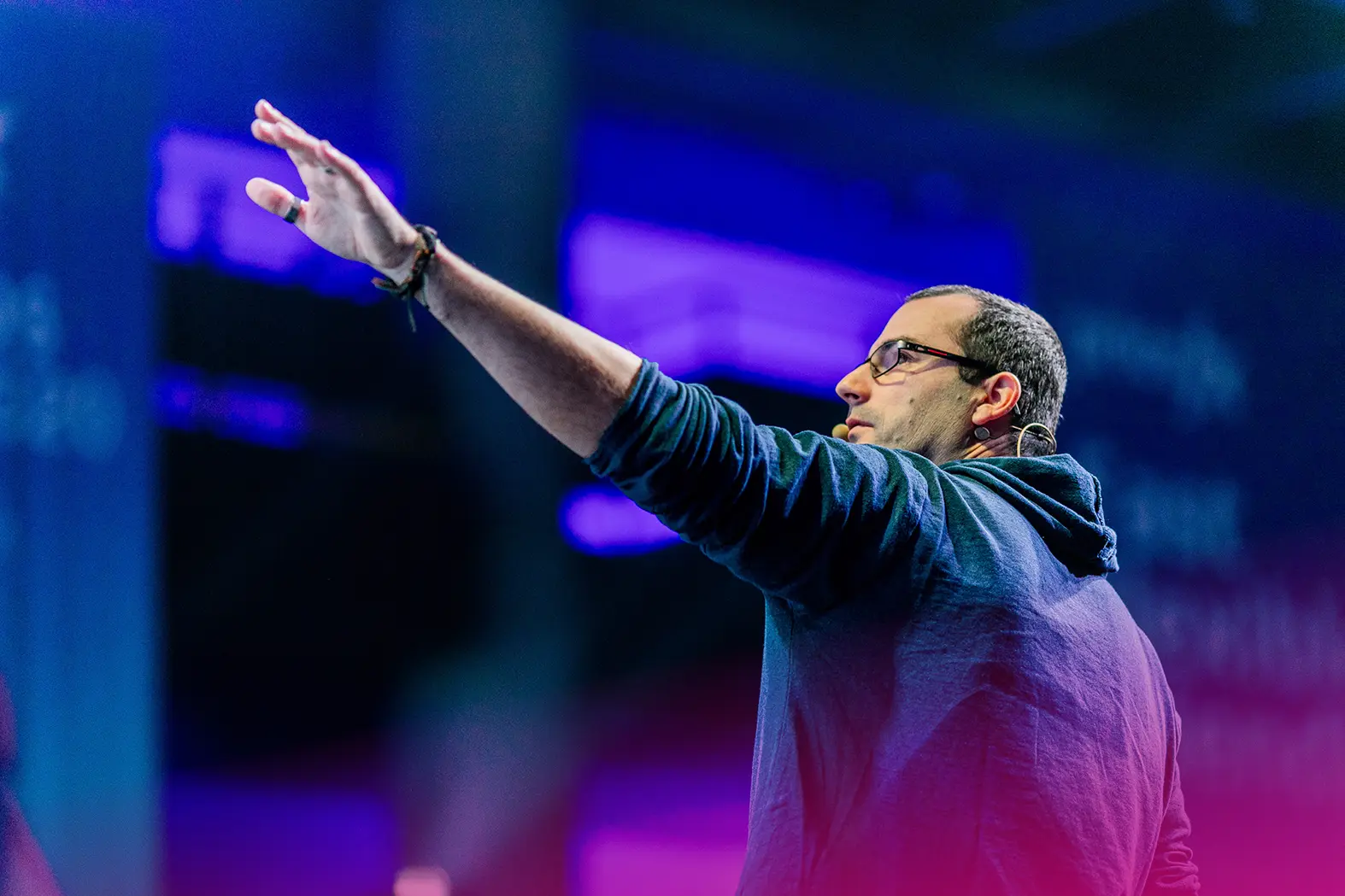 eventguru-b2b-conference-speaker-closeup-on-stage46