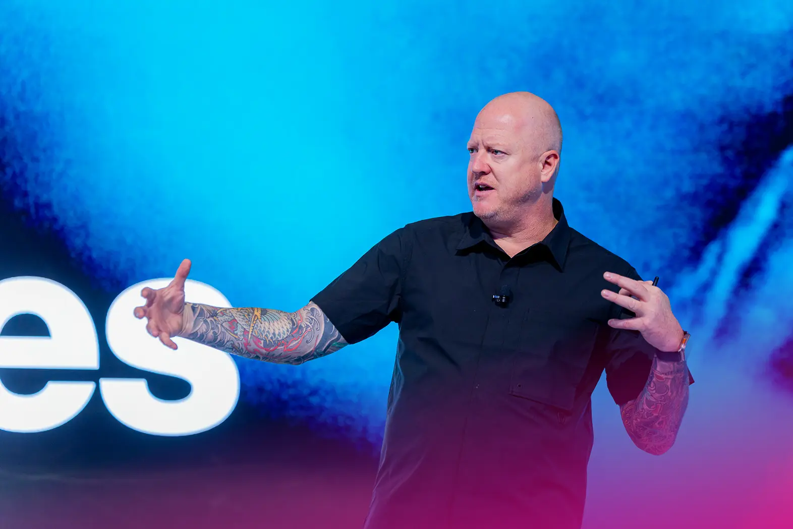 eventguru-b2b-conference-speaker-expressive-closup
