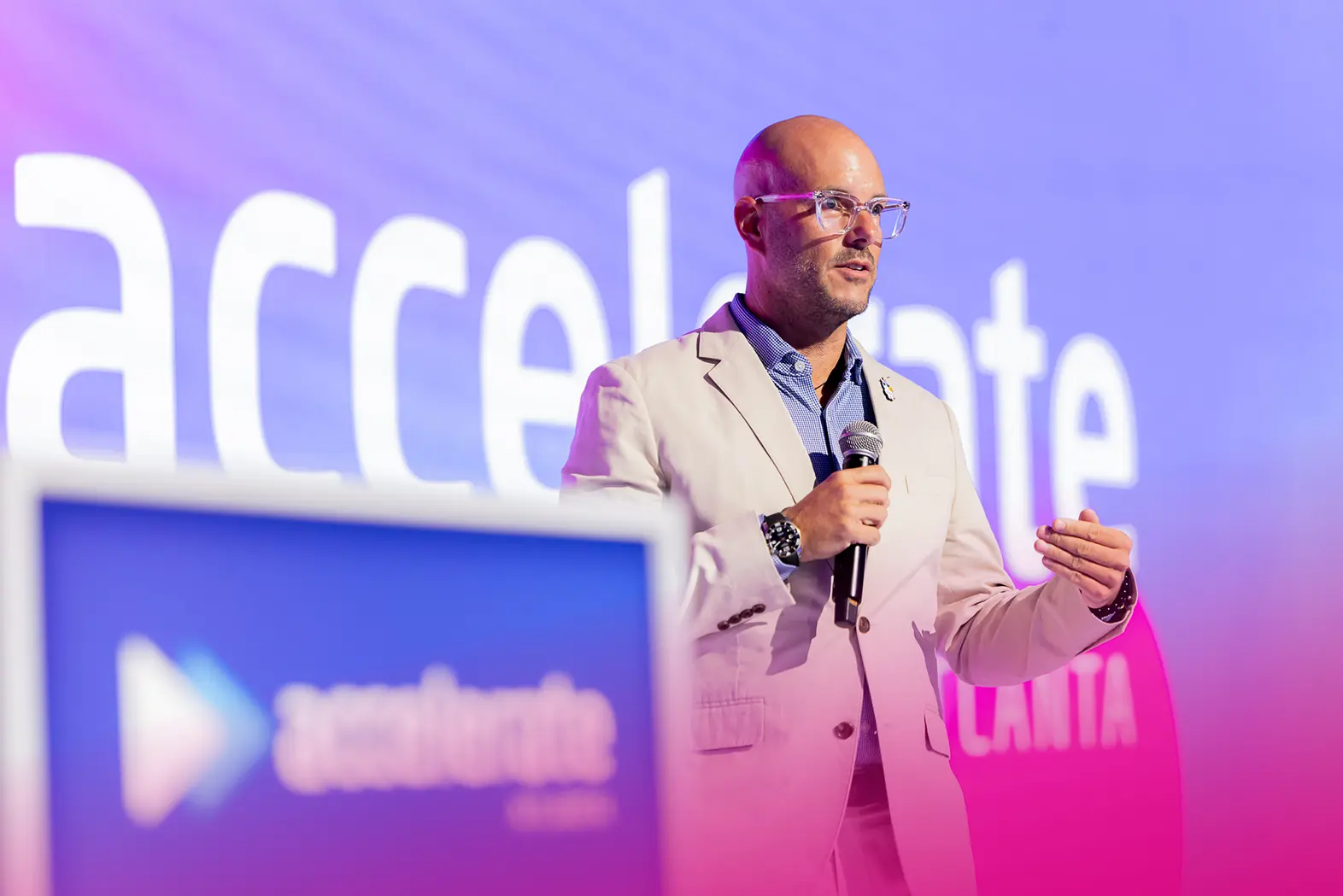 eventguru-b2b-event-host-engaging-the-audience.webp