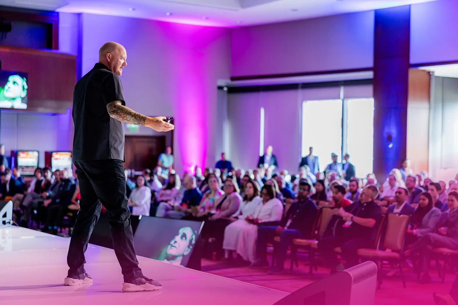 eventguru-b2b-event-keynote speaker on stage