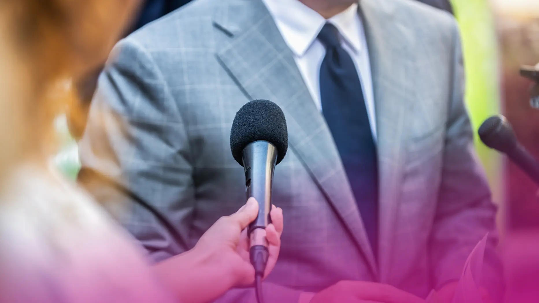 eventguru-b2b-event-pr-mic-closeup-speaker