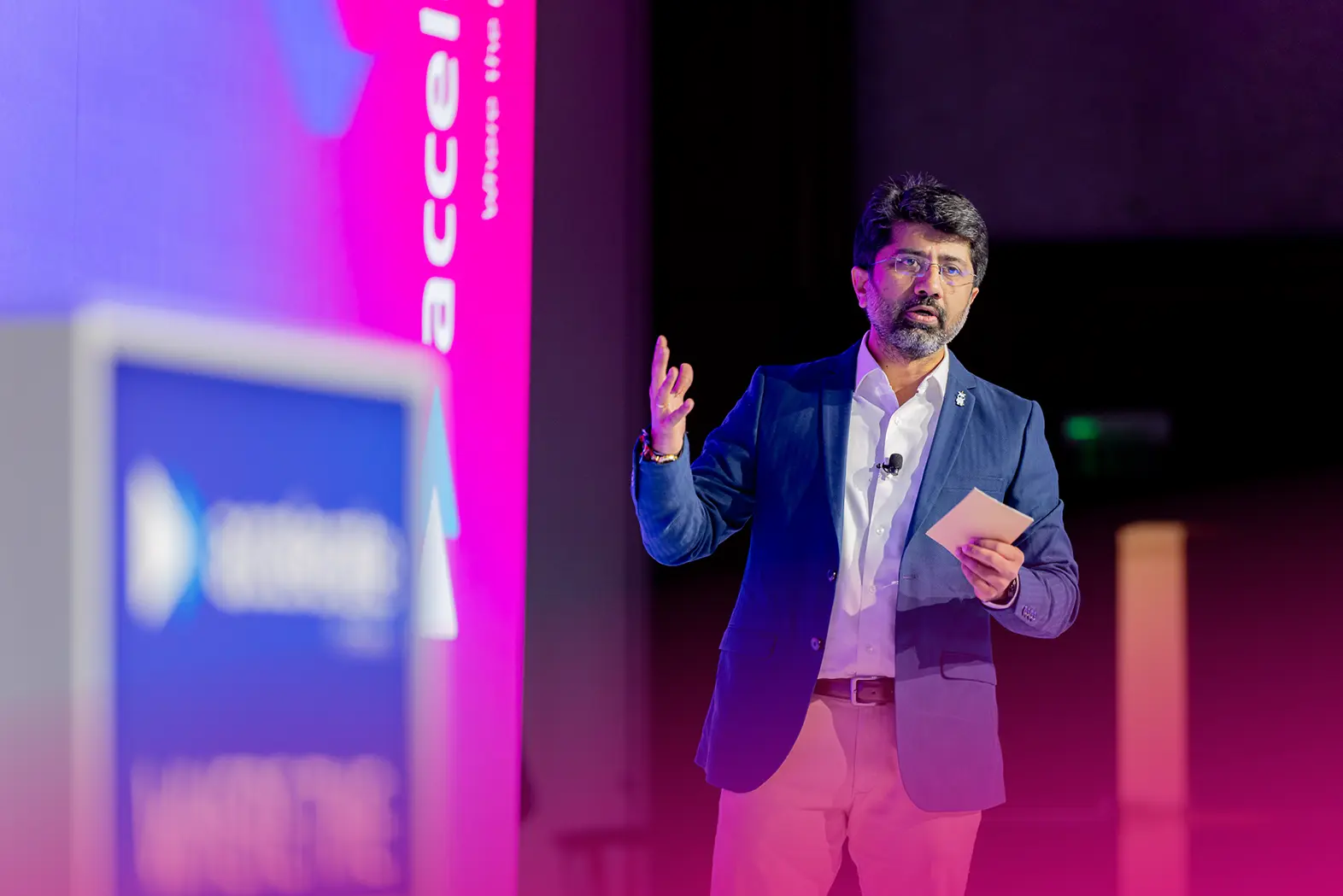 eventguru-b2b-event-speaker-side-profile-stage