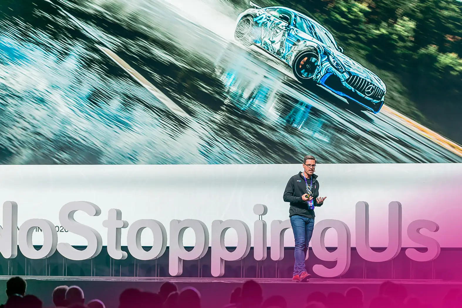 eventguru-b2b-expressive-presenter-stage.webp