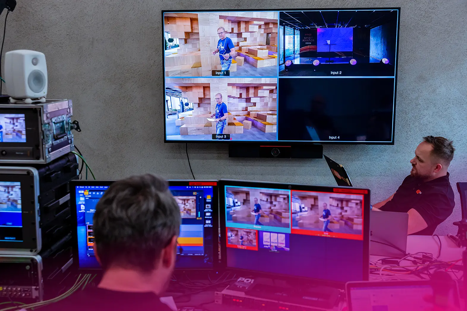 eventguru-b2b-online-event-control-room-close-up-screens-1.webp
