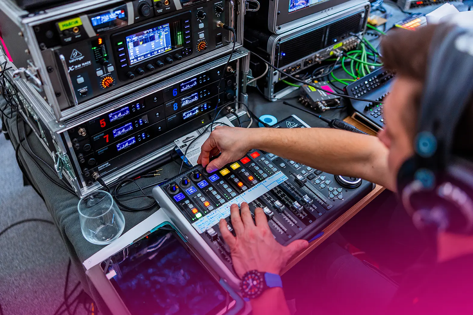 eventguru-b2b-online-event-control-room-equipment-1.webp