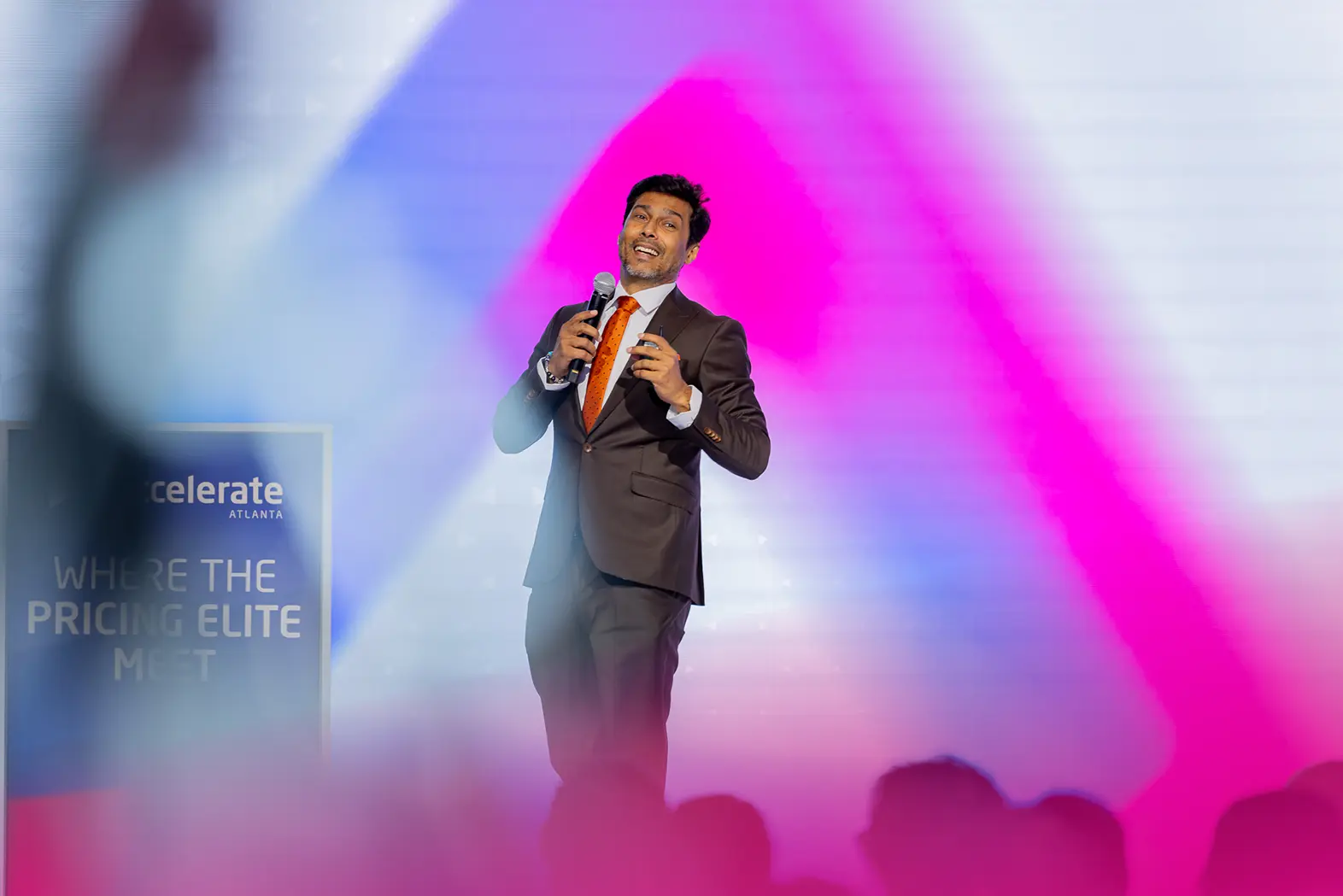 eventguru-b2b-speaker-on-stage
