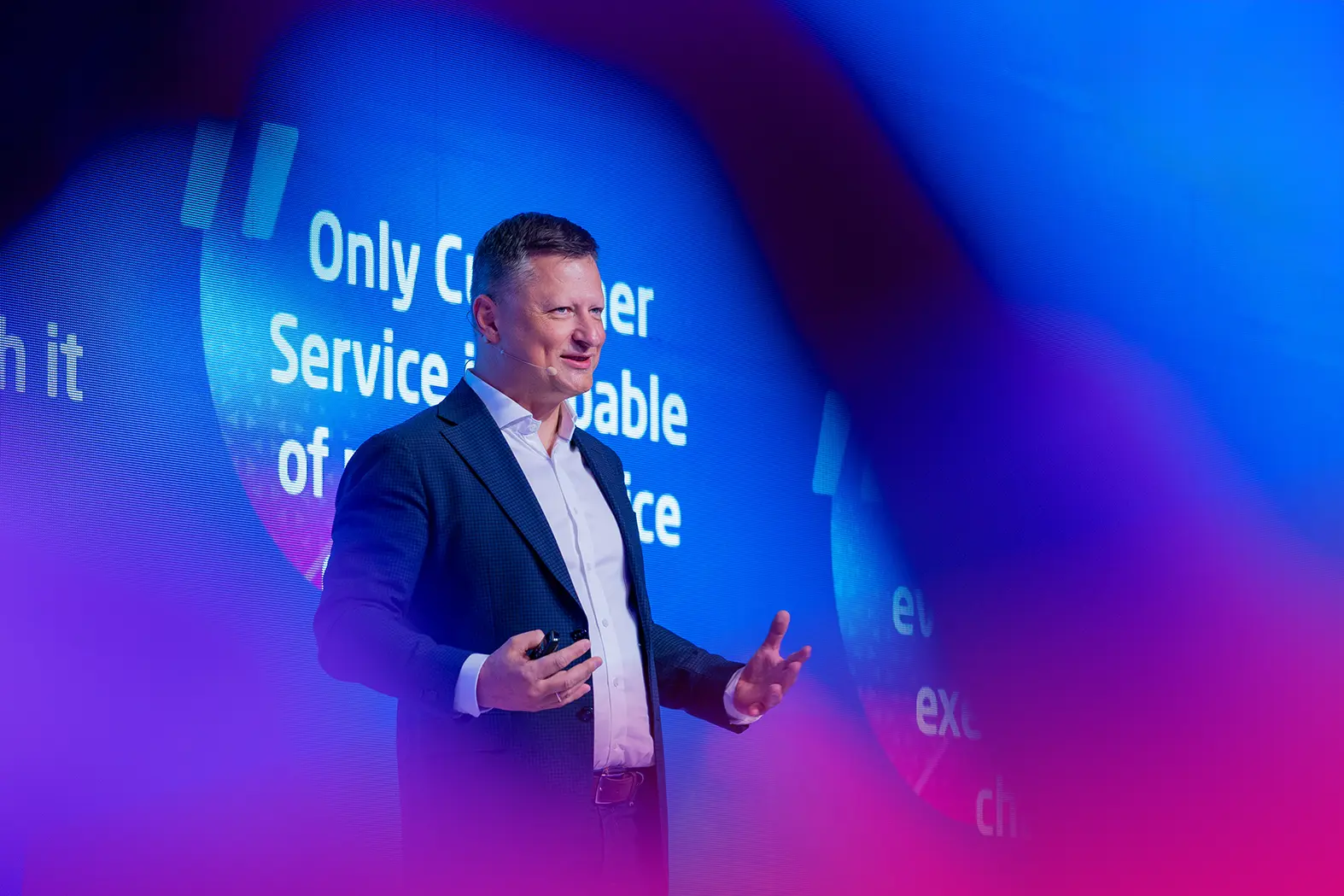 eventguru-b2b-speaker-on-stage-conference.webp