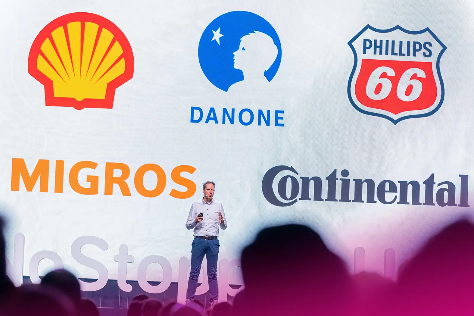 eventguru-b2b-speaker-on-stage-presenting