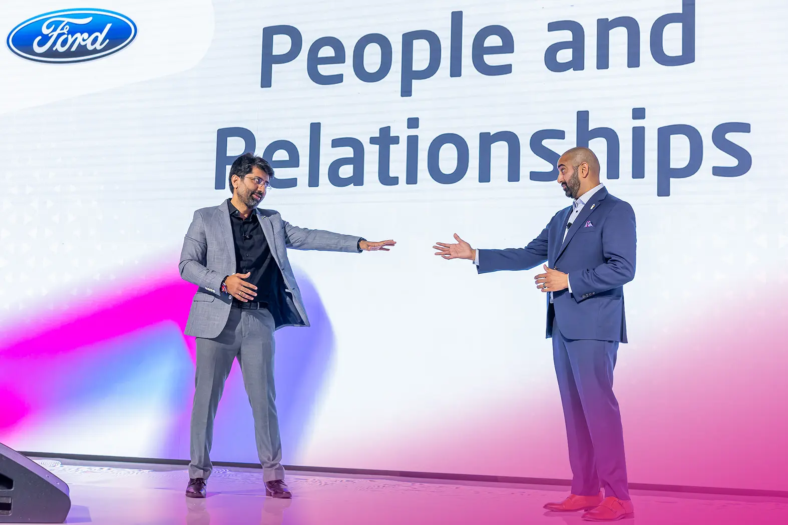 eventguru-b2b-speakers-pointing-at-screen.webp
