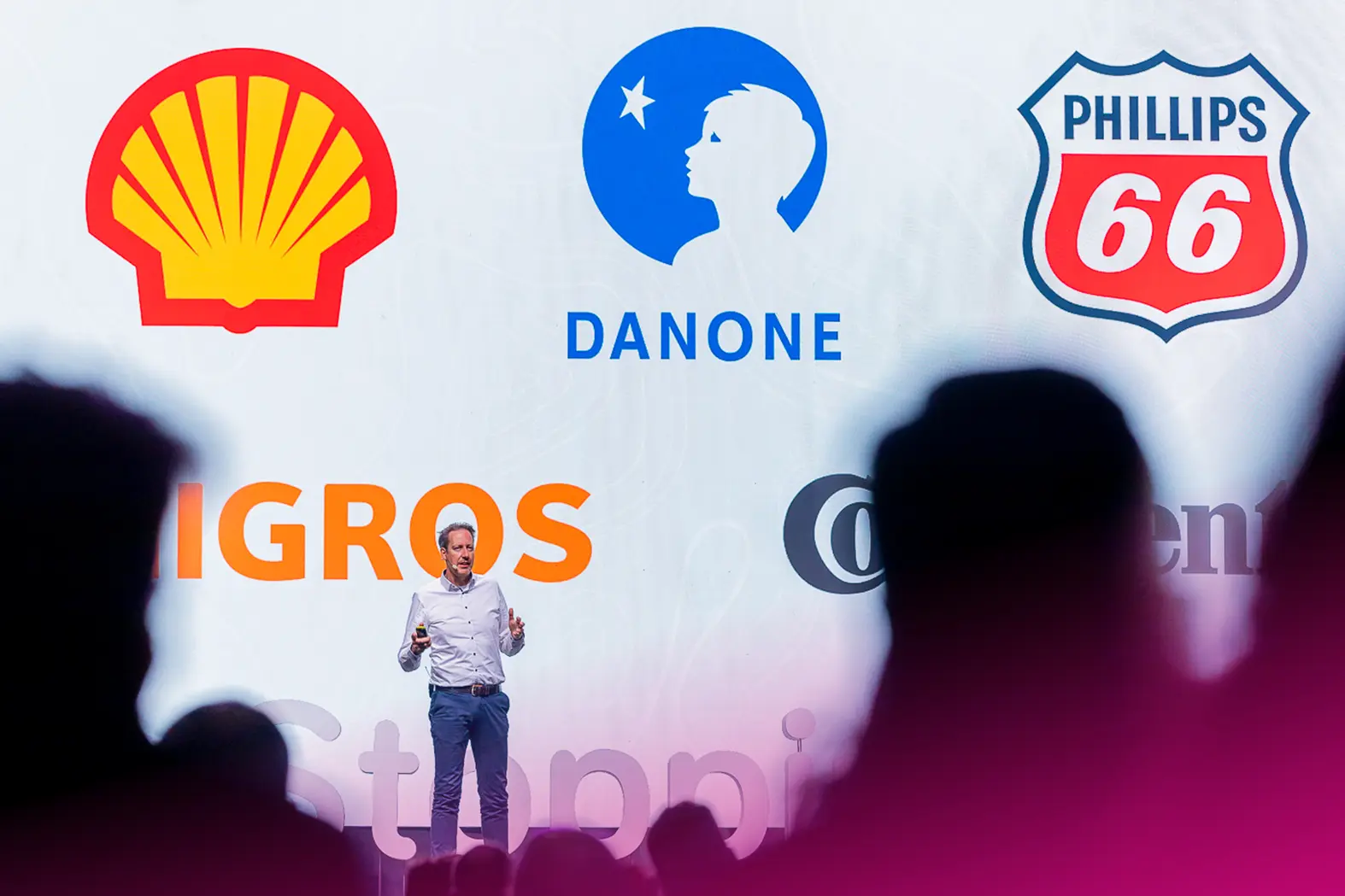 eventguru-speaker-pointing-data-on-large screen-b2b-event